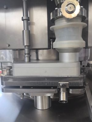 25mm Tablet Automatic Rotary Tablet Press Machine with 100kN Pressure and 40r/min Turret Speed サプライヤー